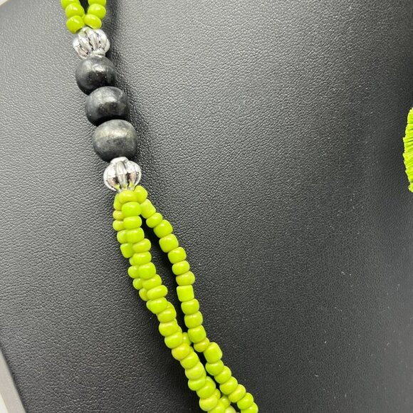 Vintage Green Acrylic and Black Wood Beads Jewelry 9 in. Necklace Earrings Set - Picture 4 of 14